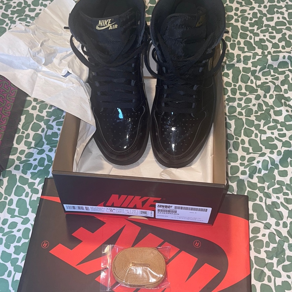 BLACK N GOLD PATTEN RETRO JORDANS WORN ONCE ‼️‼️‼️‼️